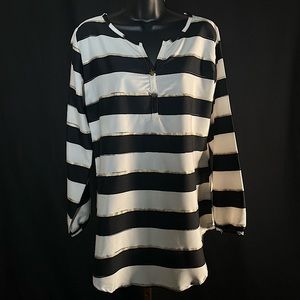 B Boutique White V Neck Size Medium